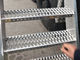 알루미늄과 철강 미끄러짐 방지 금속판 계단은 안전 지주 통제력 프랭크를 밟습니다 협력 업체